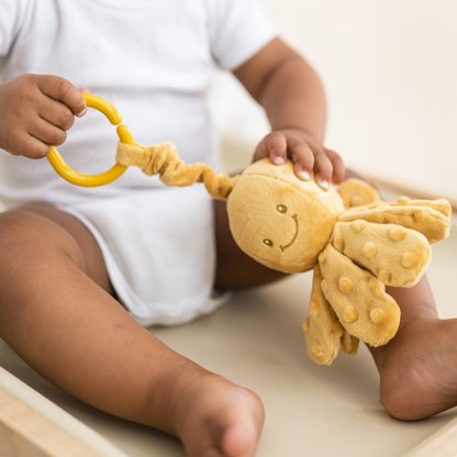Nattou activiteitenknuffel octopus oker sfeerfoto