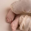 24085007 onesie dots amour beige sfeerfoto broekspijpen