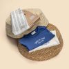 25024005 Frogs and Dogs t-shirt sand and sun blauw sfeerfoto met manden