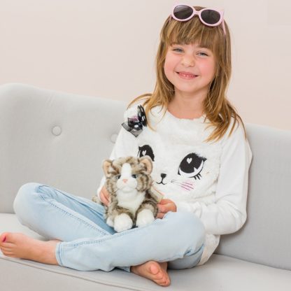 906919 Hermann Teddy Collection knuffel kat liggend grijs sfeerfoto