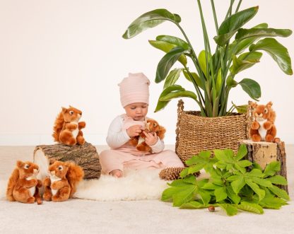 908432 Hermann Teddy Collection knuffel eekhoorn sfeerfoto met meisje en plant