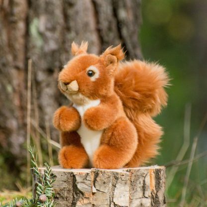 908432 Hermann Teddy Collection knuffel eekhoorn sfeerfoto op staande boomstam