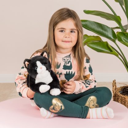 918356 Hermann Teddy Collection knuffel bungelende kat sfeerfoto kat met meisje