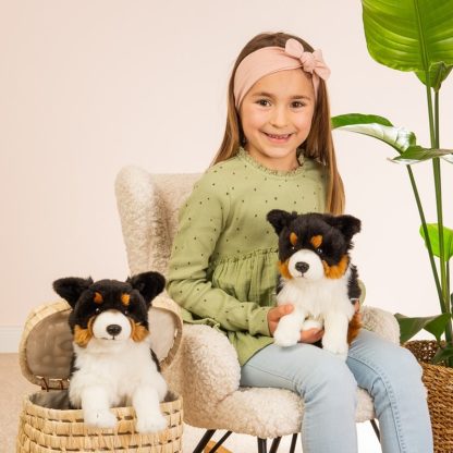 919568 Hermann Teddy Collection knuffel Tricolor Border Collie zittend sfeerfoto