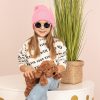 919742 Hermann Teddy Collection knuffel bungelende hond sfeerfoto hond met meisje en plant