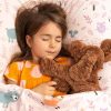 919742 Hermann Teddy Collection knuffel bunglende hond sfeerfoto met slapend meisje