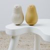 Baby’s Only spuitfiguren pinguin oker warm linen tafel