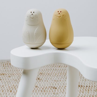 Baby’s Only spuitfiguren pinguin oker warm linen tafel