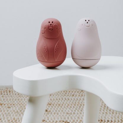 Baby’s Only spuitfiguur pinguins stone red oud roze tafel