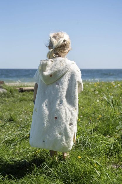 FI-03574 Filibabba badponcho ocean blossom sfeerfoto achterkant