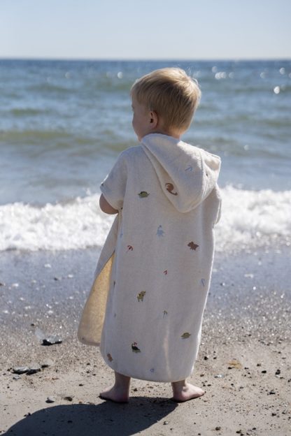 FI-03575 Filibabba badponcho dino beach sfeerfoto achterkant