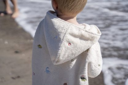 FI-03575 Filibabba badponcho dino beach sfeerfoto detail