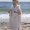FI-03575 Filibabba badponcho dino beach sfeerfoto voorkant met drinkfles