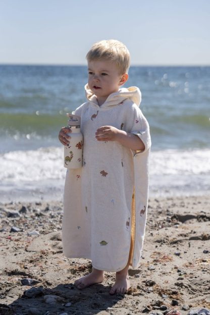 FI-03575 Filibabba badponcho dino beach sfeerfoto voorkant met drinkfles