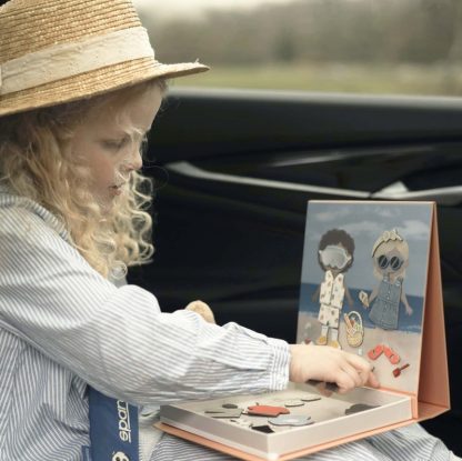 FI-03584 Filibabba magnetisch spel dress up,a day at the beach sfeerfoto in de auto