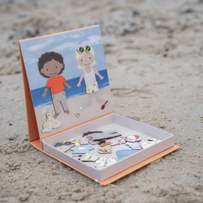 FI-03584 Filibabba magnetisch spel dress up,a day at the beach sfeerfoto op het strand