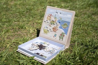 FI-03586 Filibabba magnetische puzzel dino beach sfeerfoto puzzel op grasveld