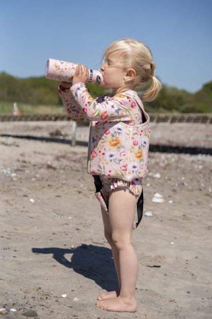FI-03588 Filibabba drinkfles ocean blossom sfeerfoto op het strand