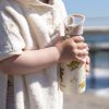 FI-03589 Filibabba drinkfles dino beach sfeerfoto detail met badcape