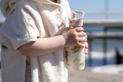 FI-03589 Filibabba drinkfles dino beach sfeerfoto detail met badcape