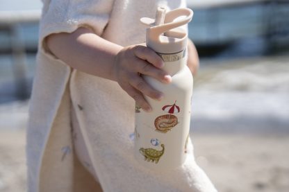 FI-03589 Filibabba drinkfles dino beach sfeerfoto detail rietje
