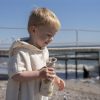 FI-03589 Filibabba drinkfles dino beach sfeerfoto voor brug