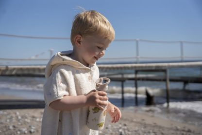FI-03589 Filibabba drinkfles dino beach sfeerfoto voor brug