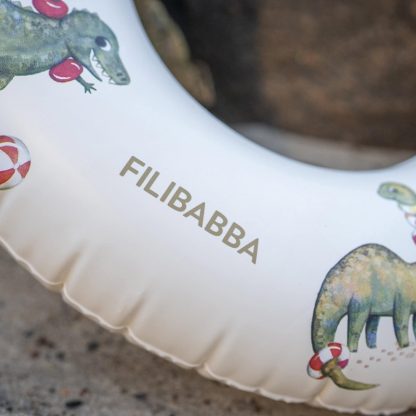 FI-03609 Filibabba zwemring Alfie dino beach sfeerfoto detail merknaam