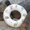 FI-03609 Filibabba zwemring Alfie dino beach sfeerfoto met keien