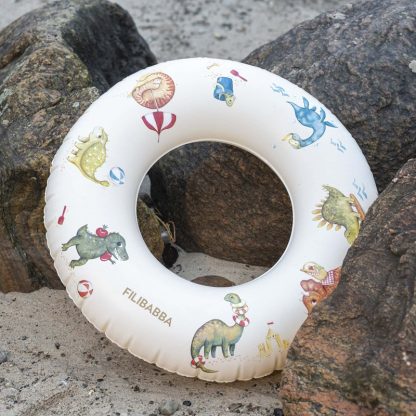 FI-03609 Filibabba zwemring Alfie dino beach sfeerfoto met keien