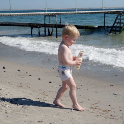 FI-03631 Filibabba zwembroek dino beach sfeerfoto met zee en strand