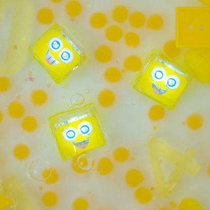 Glo Pals Light Up Cubes badspeelgoed sfeerfoto Alex geel