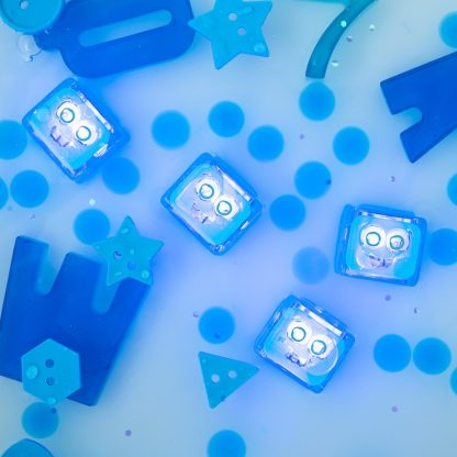 Glo Pals Light Up Cubes badspeelgoed sfeerfoto Blair blauw