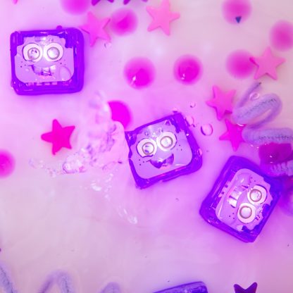 Glo Pals Light Up Cubes badspeelgoed sfeerfoto Lumi paars