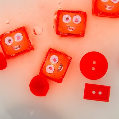 Glo Pals Light Up Cubes badspeelgoed sfeerfoto Sammy rood