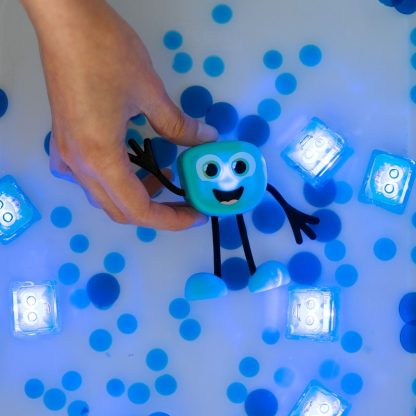 Glo Pals Sensorisch badspeelgoed sfeerfoto Blair blauw