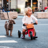 Kinderfeets houten fietskrat sfeerfoto buiten