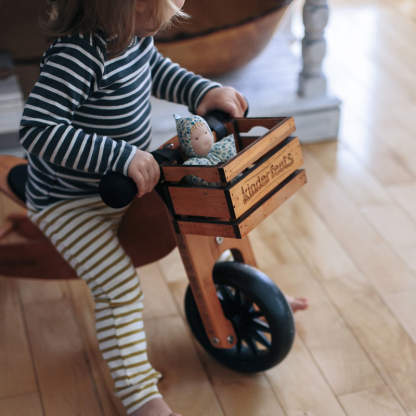 Kinderfeets houten fietskrat sfeerfoto pop