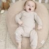 Meyco relaxhoes voor voedingskussen teddy sand sfeerfoto