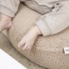 Meyco relaxhoes voor voedingskussen teddy sand sfeerfoto babyvoetjes