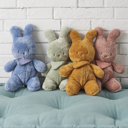 Nattou knuffel konijn Tipidou sfeerfoto knuffels zittend