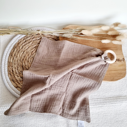 Rammelaartje | knuffeldoekje met beuken bijtring bruin