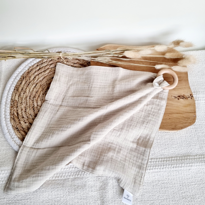 Rammelaartje | knuffeldoekje met beuken bijtring zand
