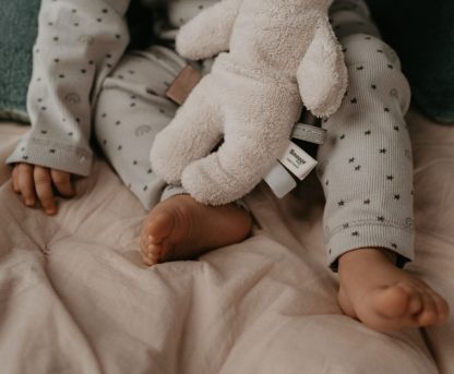 Snoozebaby knuffel konijn Ruby stone beige sfeerfoto
