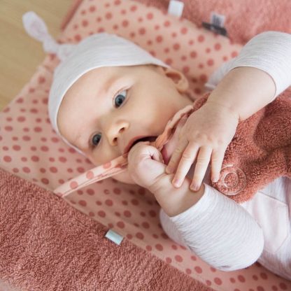 Snoozebaby knuffeldoekje vlinder Bella dusty rose sfeerfoto