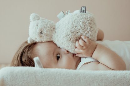 Snoozebaby knuffelrammelaar beer Bobby sfeerfoto liggend