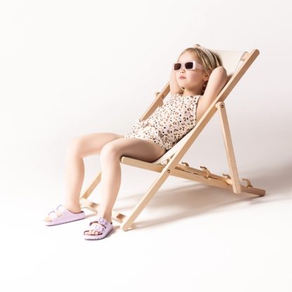 Swim Essentials badpak leopard kaki sfeerfoto meisje op ligstoel