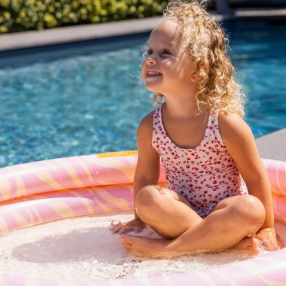 Swim Essentials badpak leopard oud roze sfeerfoto in het zwembad