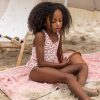 Swim Essentials badpak leopard oud roze sfeerfoto op handdoek met emmer