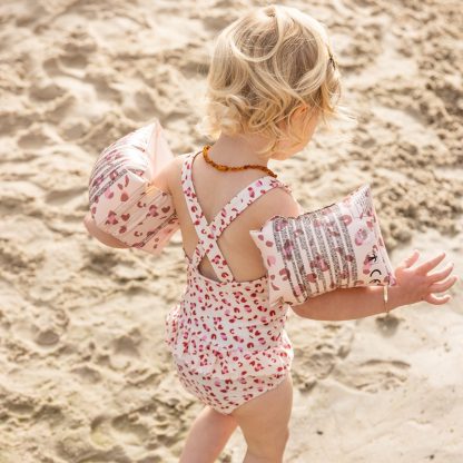 Swim Essentials badpak leopard oud roze sfeerfoto op het strand